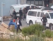 مدير مكتب بن غفير يتبول علنًا في مكان جريمة القتل الخُماسية في الناصرة